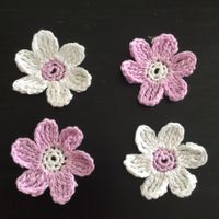 4 Stk. Blumen lila-weiss gehäkelt 5 cm