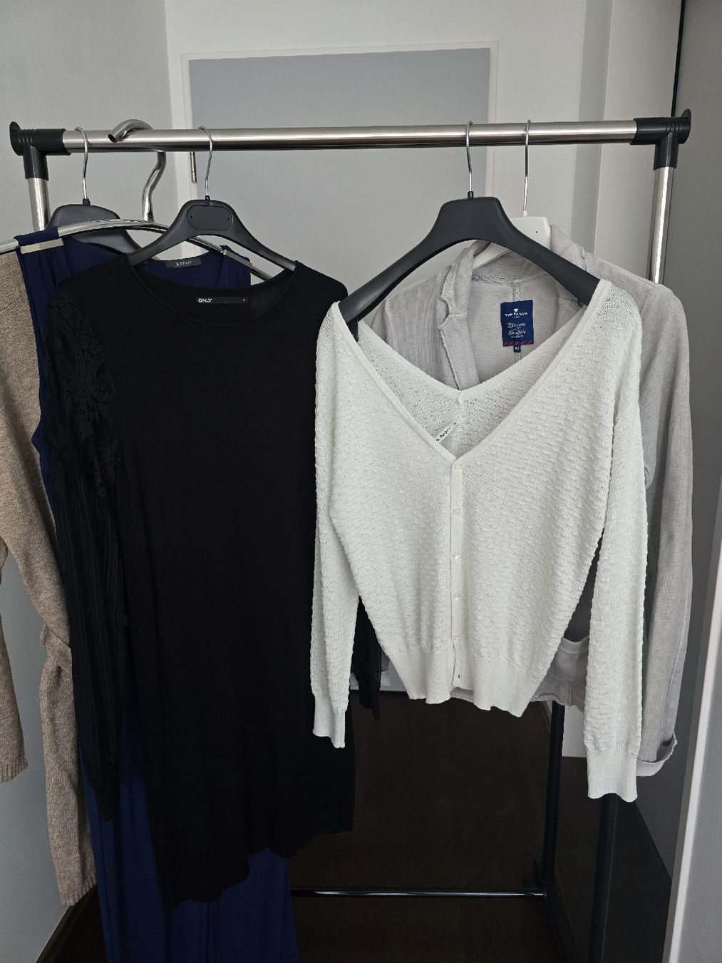 Esprit Lotti di vestiti: Kleiderpaket "Grösse S" Pepe Jeans, Tom Tailor, Esprit... – Usato da Rorschacherberg venduto da Olgamedved 3