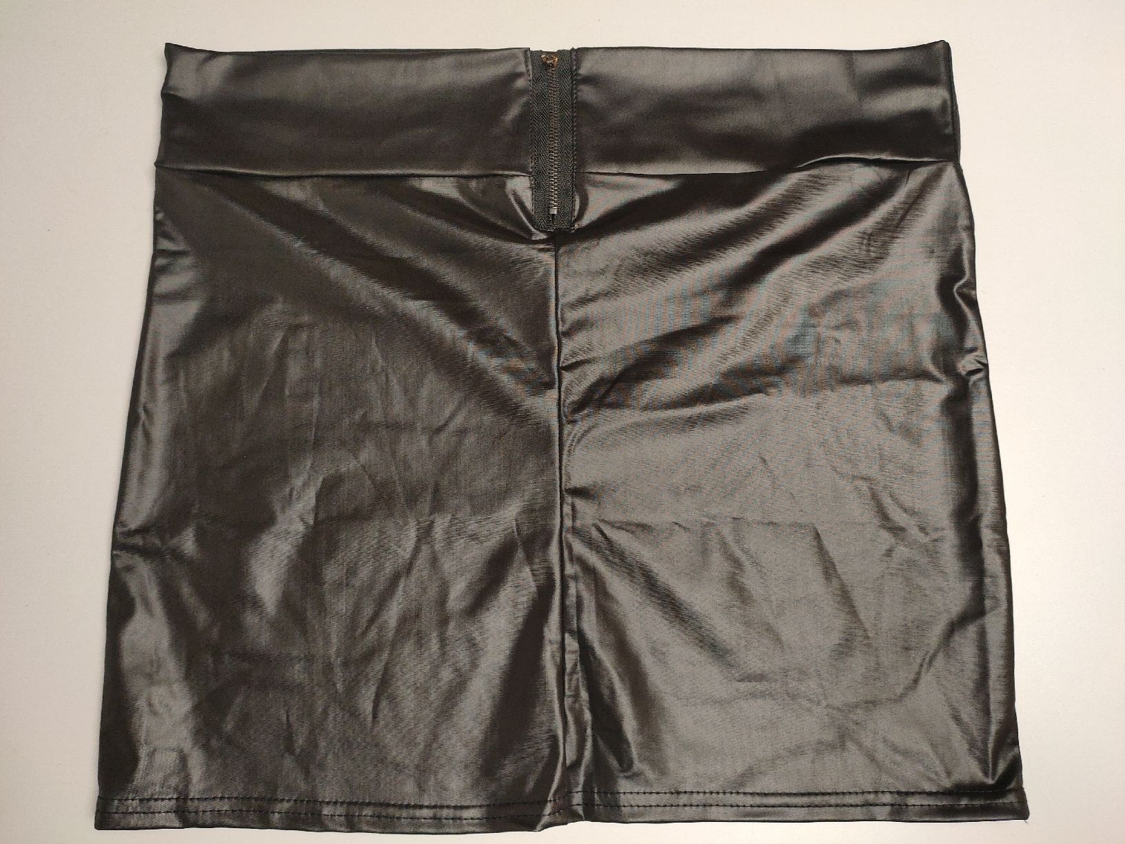 Röcke: Schwarzer Polyester-Minirock, Grösse XL, sexy & schick! – Gebraucht aus Oberwil b. Büren von 3298Oberwil 1