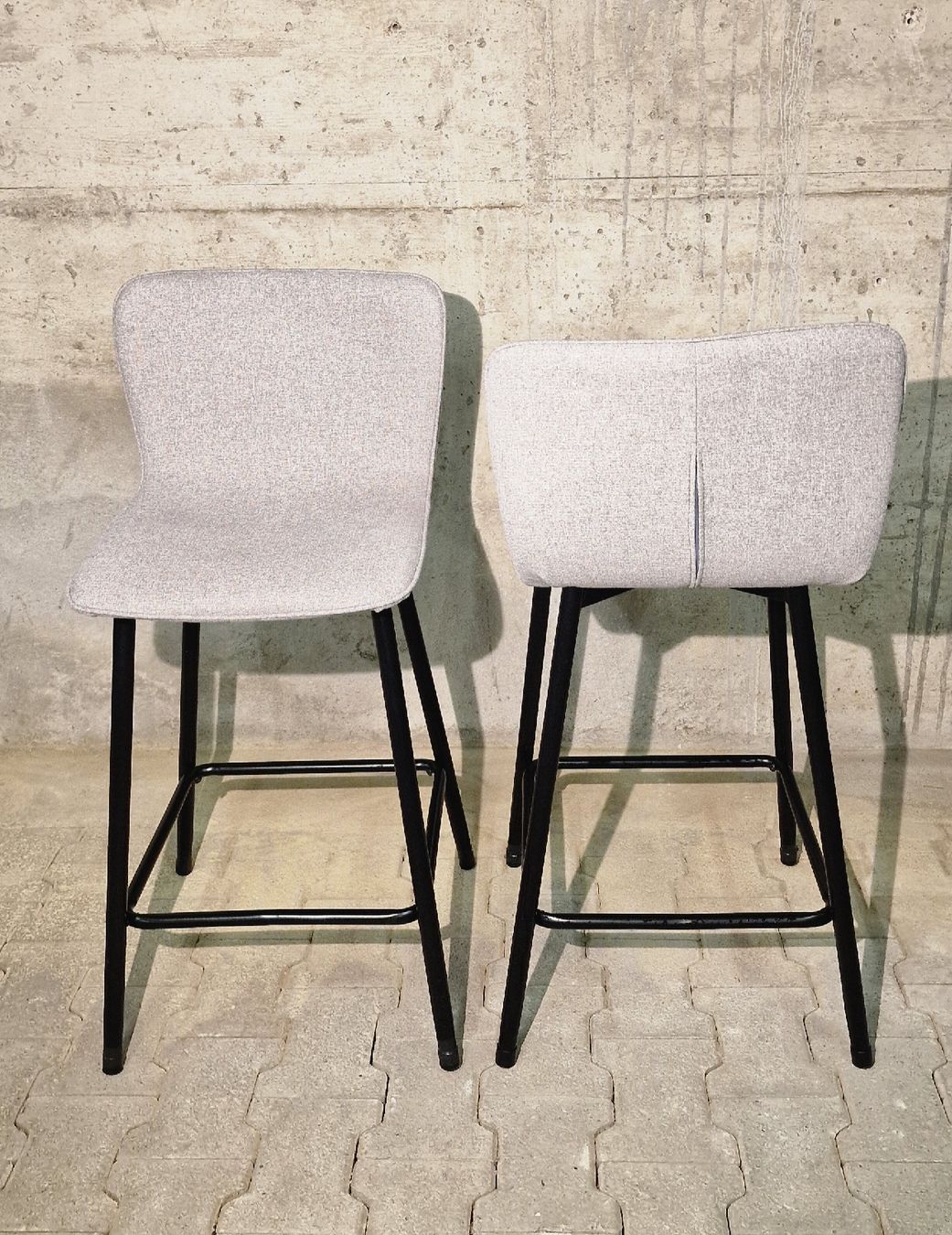Hocker: Moderner Barhocker mit Stoffbezug und Metallgestell – Gebraucht aus Affeltrangen von Szafaoli 1