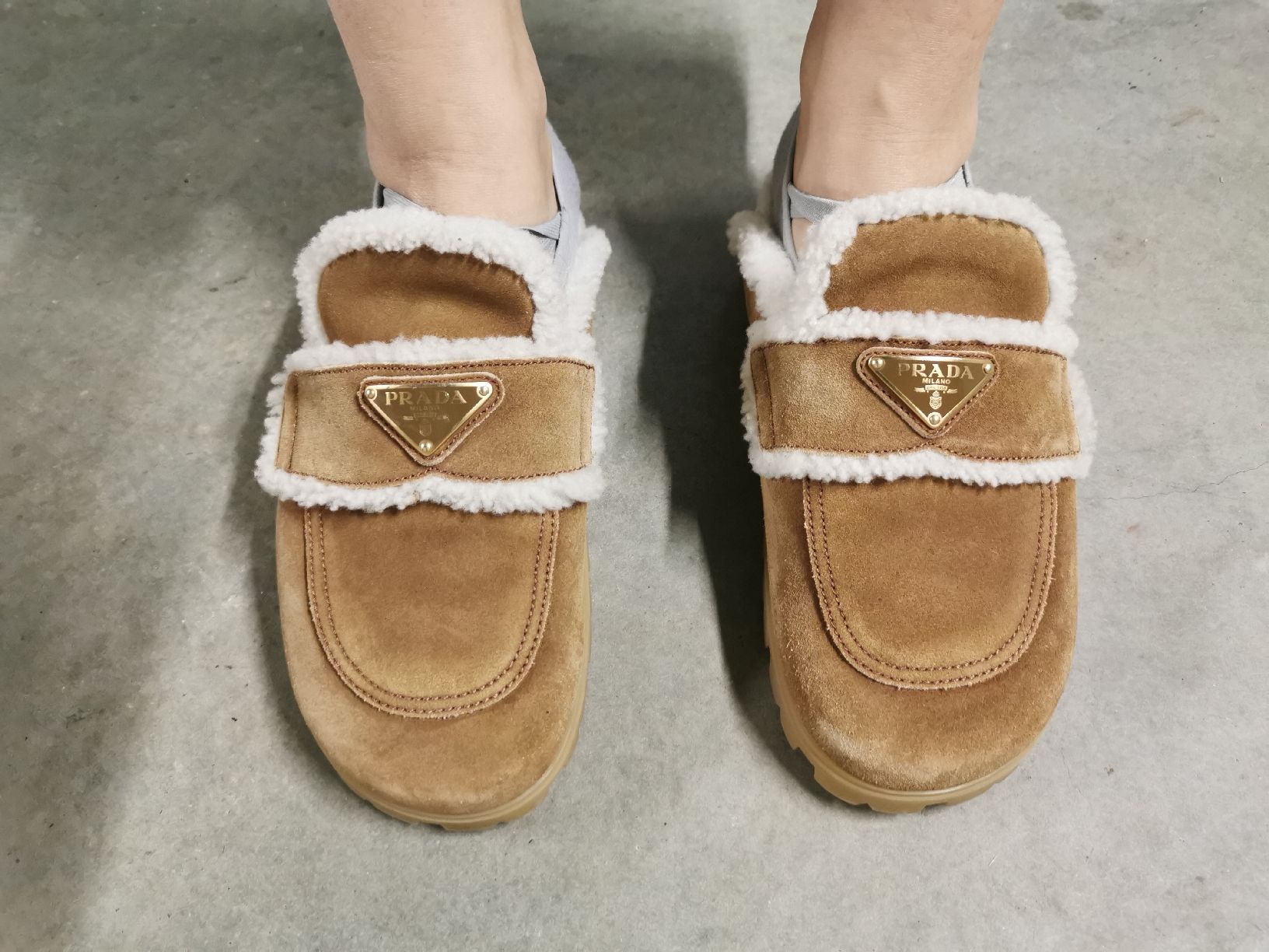 Prada Scarpe da donna: Prada Slippers aus wildleder gr36. 5 – Usato da Mühlethurnen venduto da GaspAnita