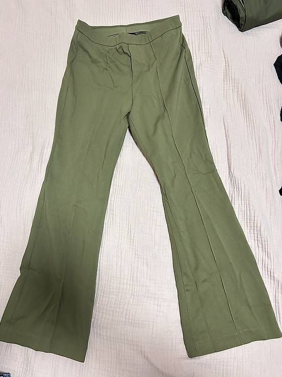Pantaloni: Khakigrüne Schlaghose – Usato da Zürich venduto da ruh_qrn7