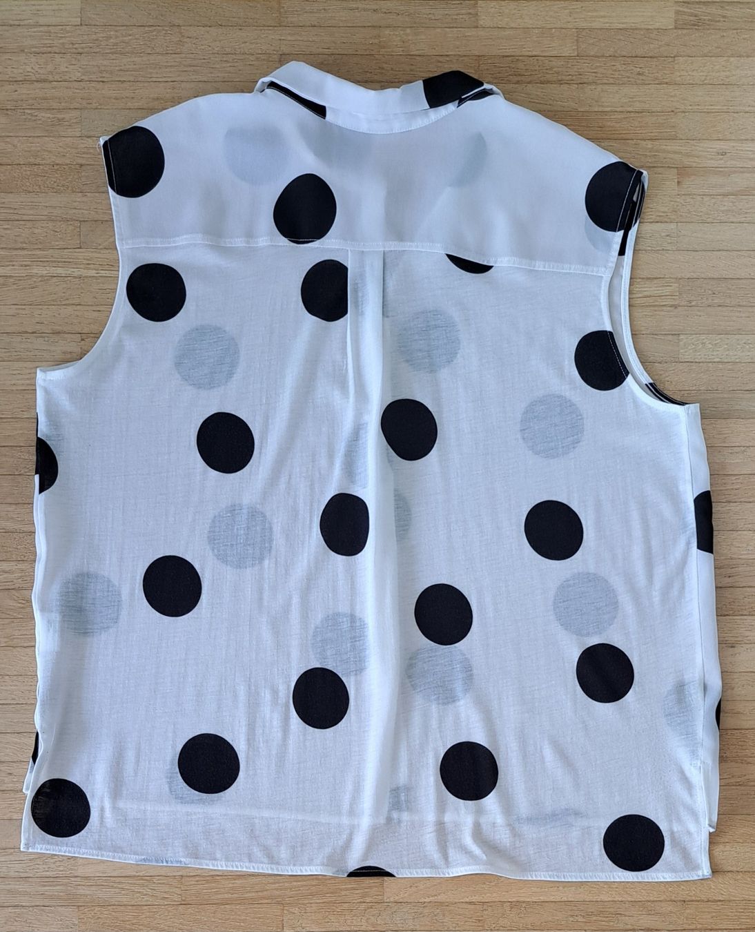 Top: Chemisier blanc à pois noirs. – Nuovo (secondo la descrizione) da Le Mont-sur-Lausanne venduto da olatiu 2
