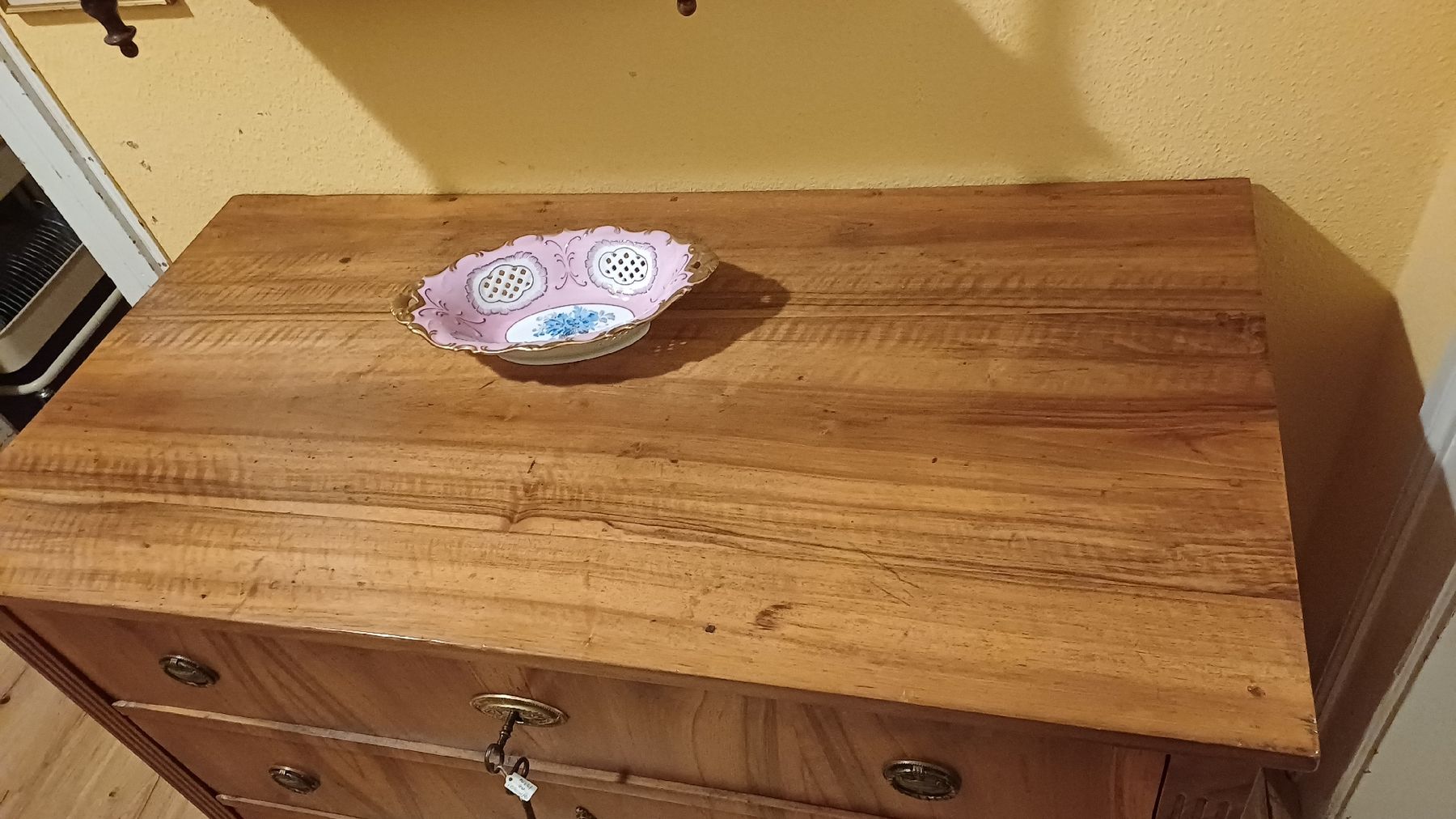 Kommoden: Schöne Biedermeier Kommode in Nussbaumholz – Gebraucht aus Flawil von Pinkmalibu 3