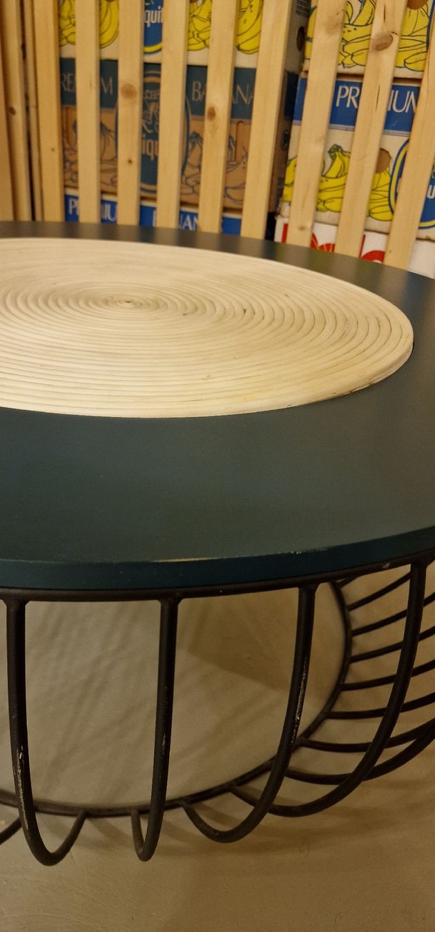 Livique Tables: Livique Couchtisch mit Metallgestell – D'occasion à Bern par Brobo 1