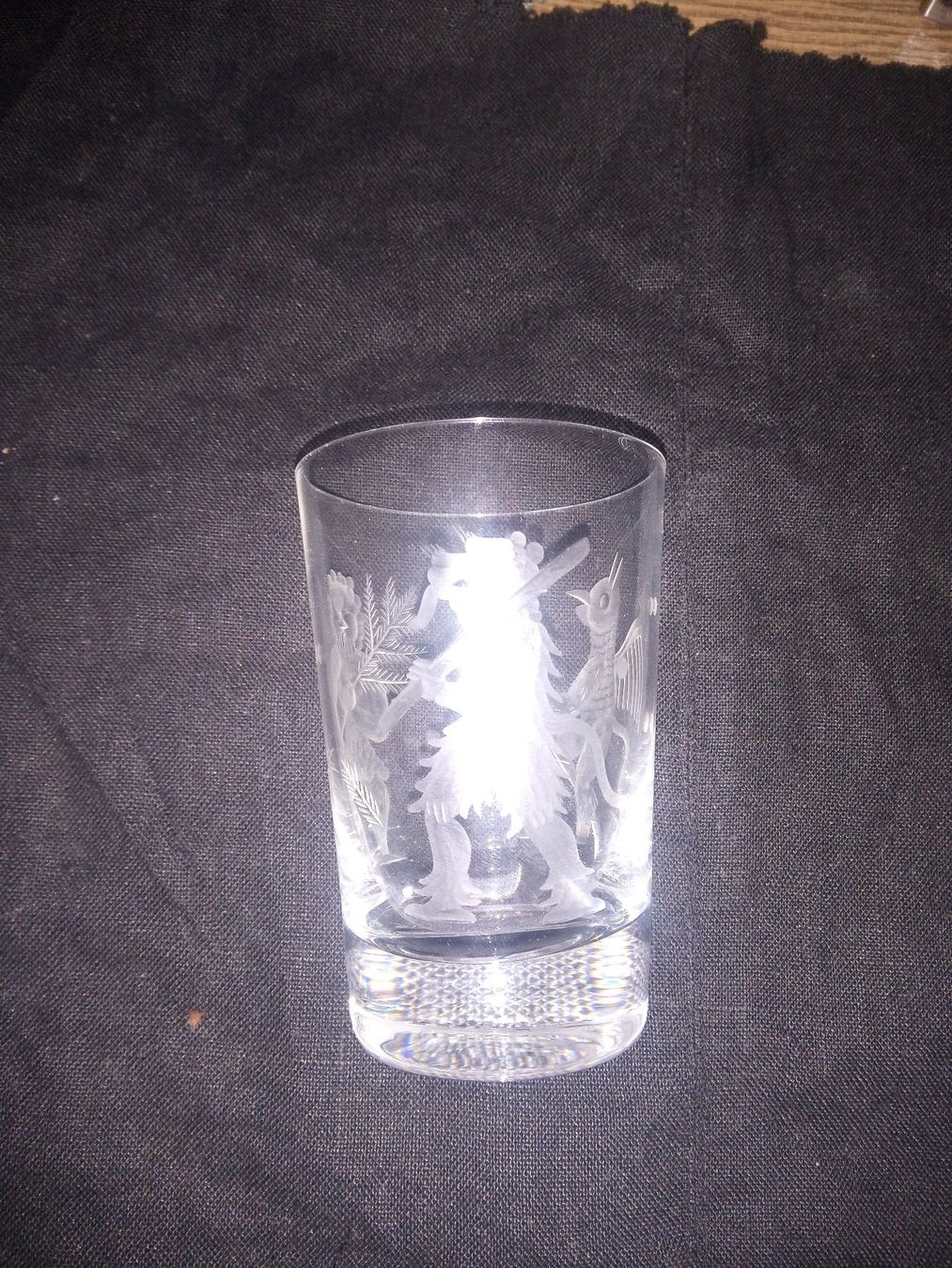 Statuette: Wasserglas Vogel-Gryff mit geritzten Figuren – Usato da Basel venduto da stephan6015