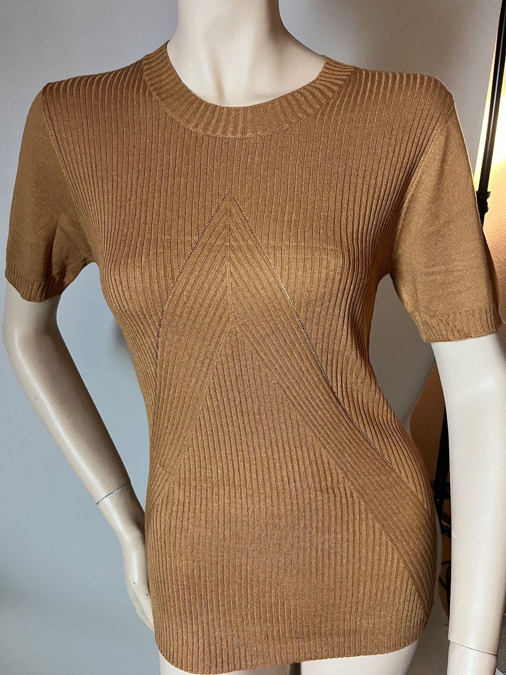 Maglioni & Felpe: WOLFORD Cashmere Kurzarmpullover, Grösse M, Farbe Lion – Nuovo e nell'imballaggio originale da Rudolfstetten venduto da gst_g7xl