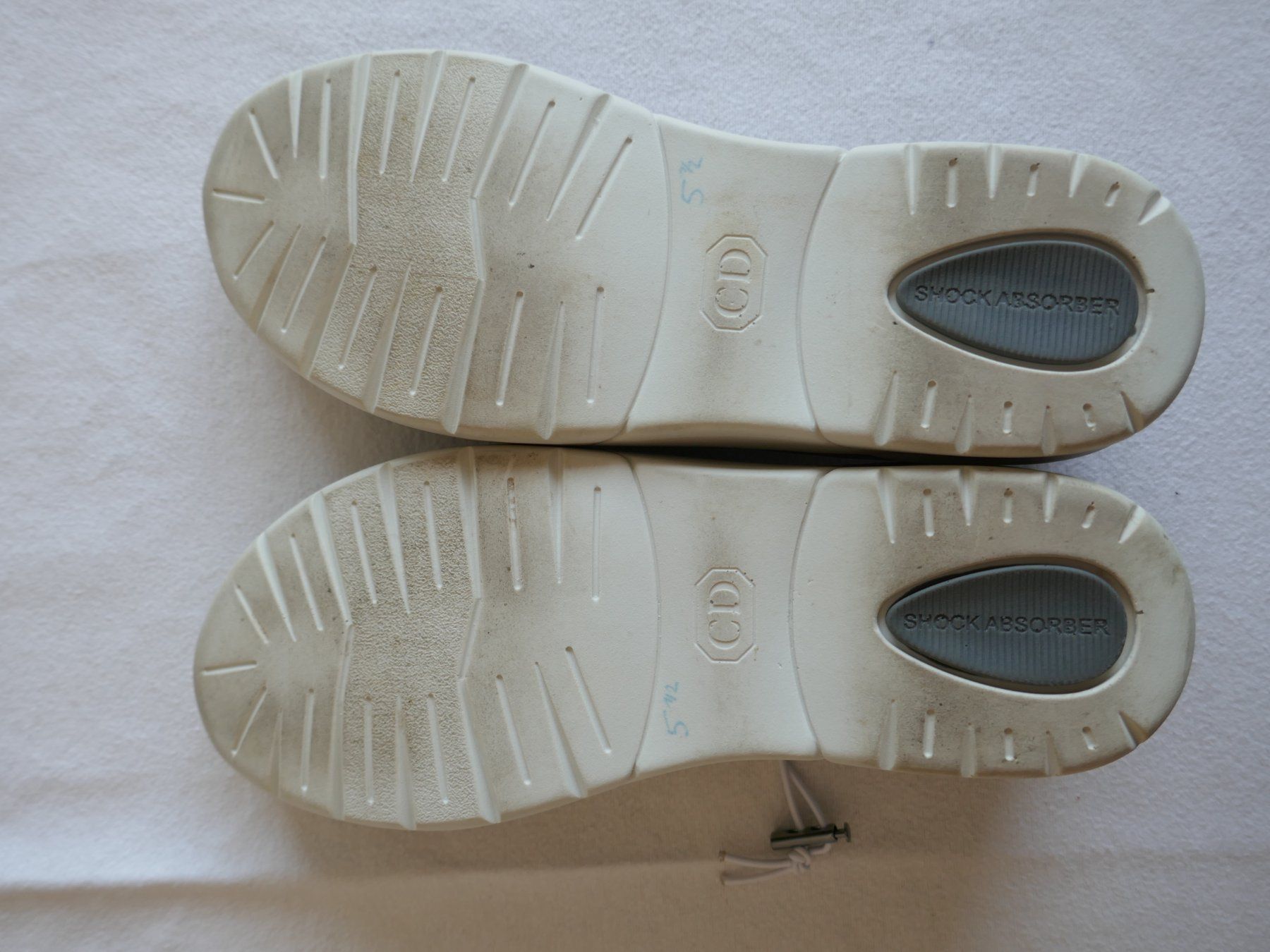 Scarpe da donna: Neuwertige Damen-Sommerschuhe/Freizeitschuhe - hellgrau – Usato da Volketswil venduto da Cobra22 5