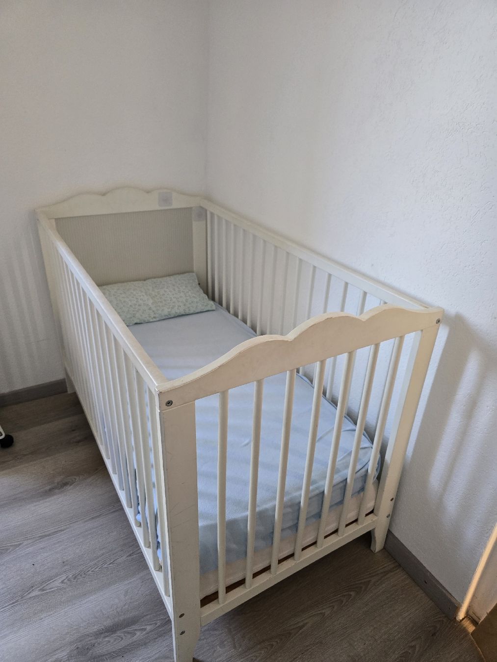 Letti: lit bébé avec deux matelas  – Usato da Muraz (Collombey) venduto da Bahazm
