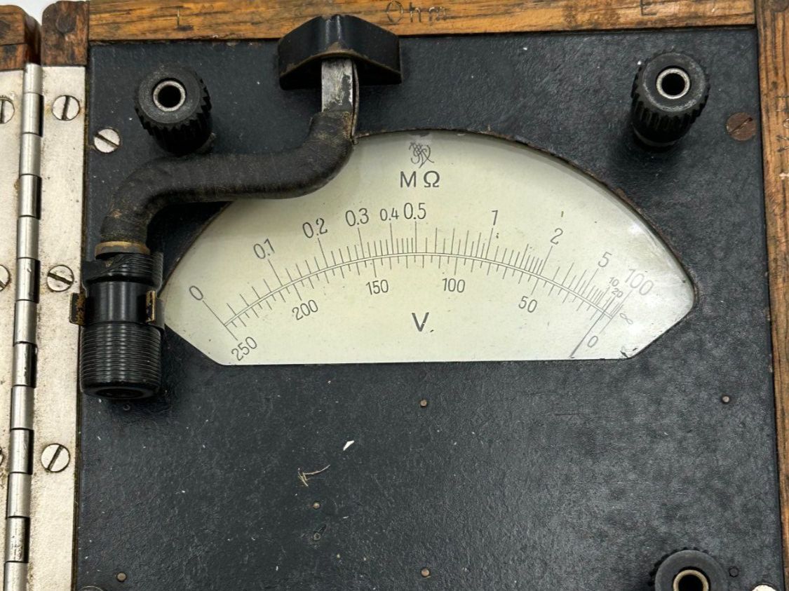 Messen: Vintage Voltmeter / Megaohm Meter Messgerät – Gebraucht aus Luzern von Lager6640 2