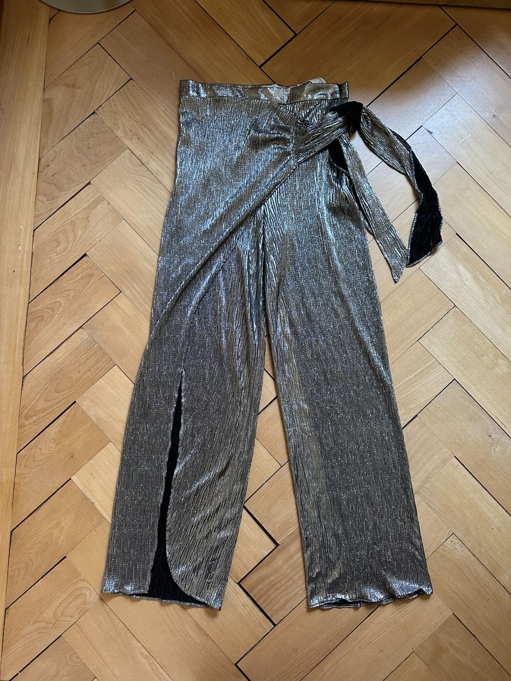 Zara Pantaloni: ZARA - Glitzer Party Plisseehose M – Usato da Zürich venduto da Diazaio