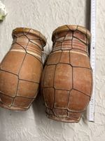 2antike Tongefässe mit Draht umwickelt