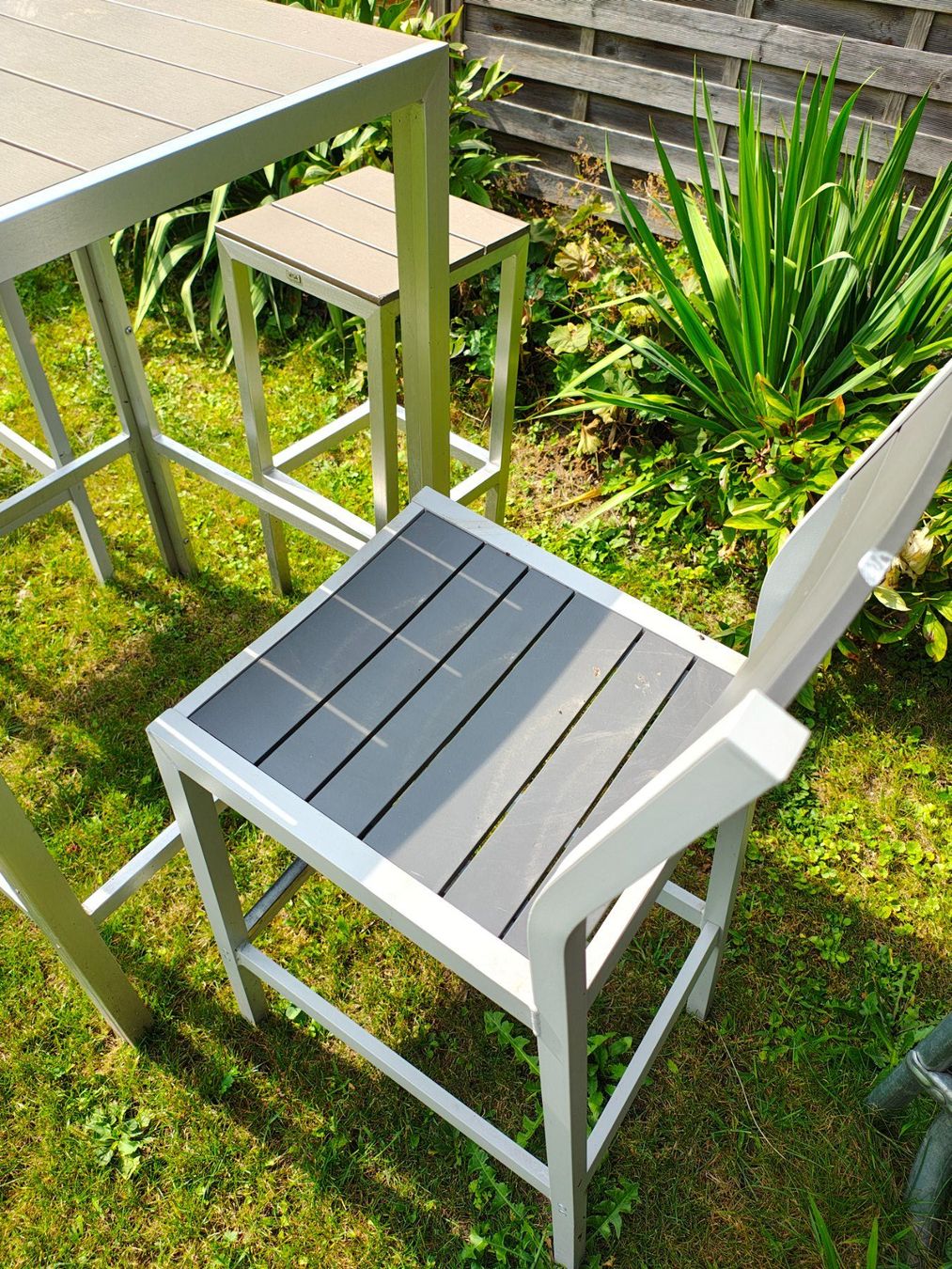 Set di tavolo e panche: Gartenset: Stehtisch mit 2 Stühlen und 1 Hocker – Usato da Uster venduto da chiki-chiki 3