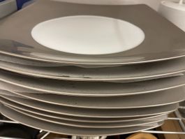 8 Teller (Platzteller) mit Silberrand