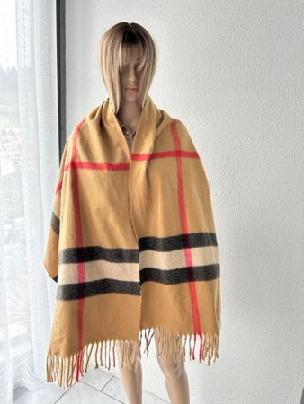 Classic Check Scarf - Perfect for Autumn Days!  Stylish!