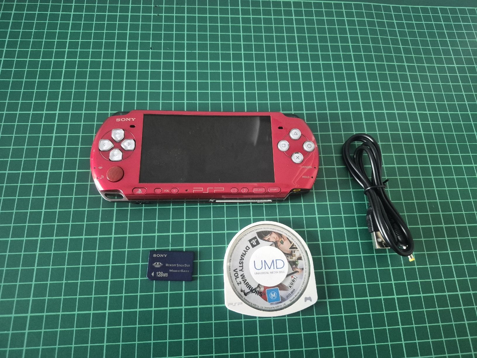 Sony Console: Sony PSP 3004 Red Handheld Console Bundle Good Condition – Usato da Meyrin venduto da Retro-GZ