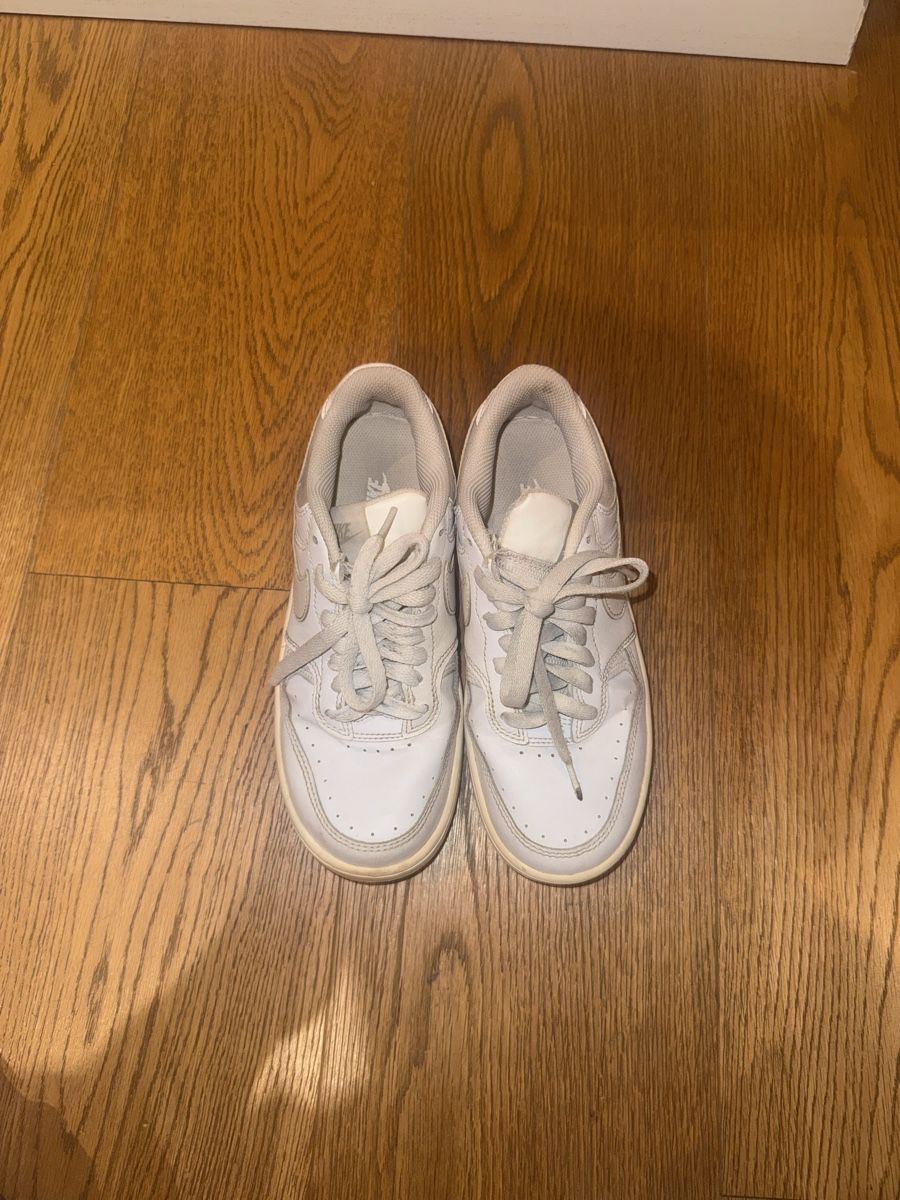 Nike Scarpe da donna: Chaussures Nike blanche, taille 36.5 – Usato da Le Mont-sur-Lausanne venduto da nat_kt2b