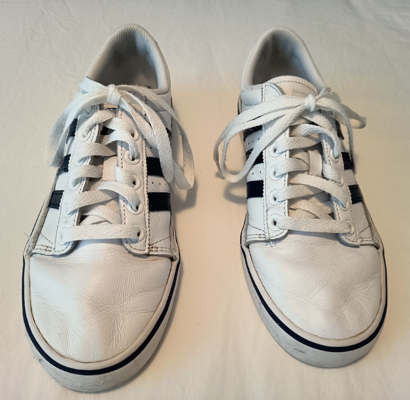 Adidas Scarpe da uomo: Adidas Sneakers - White/Navy - Size US 6.5 – Usato da Basel venduto da beg_6v7r 1