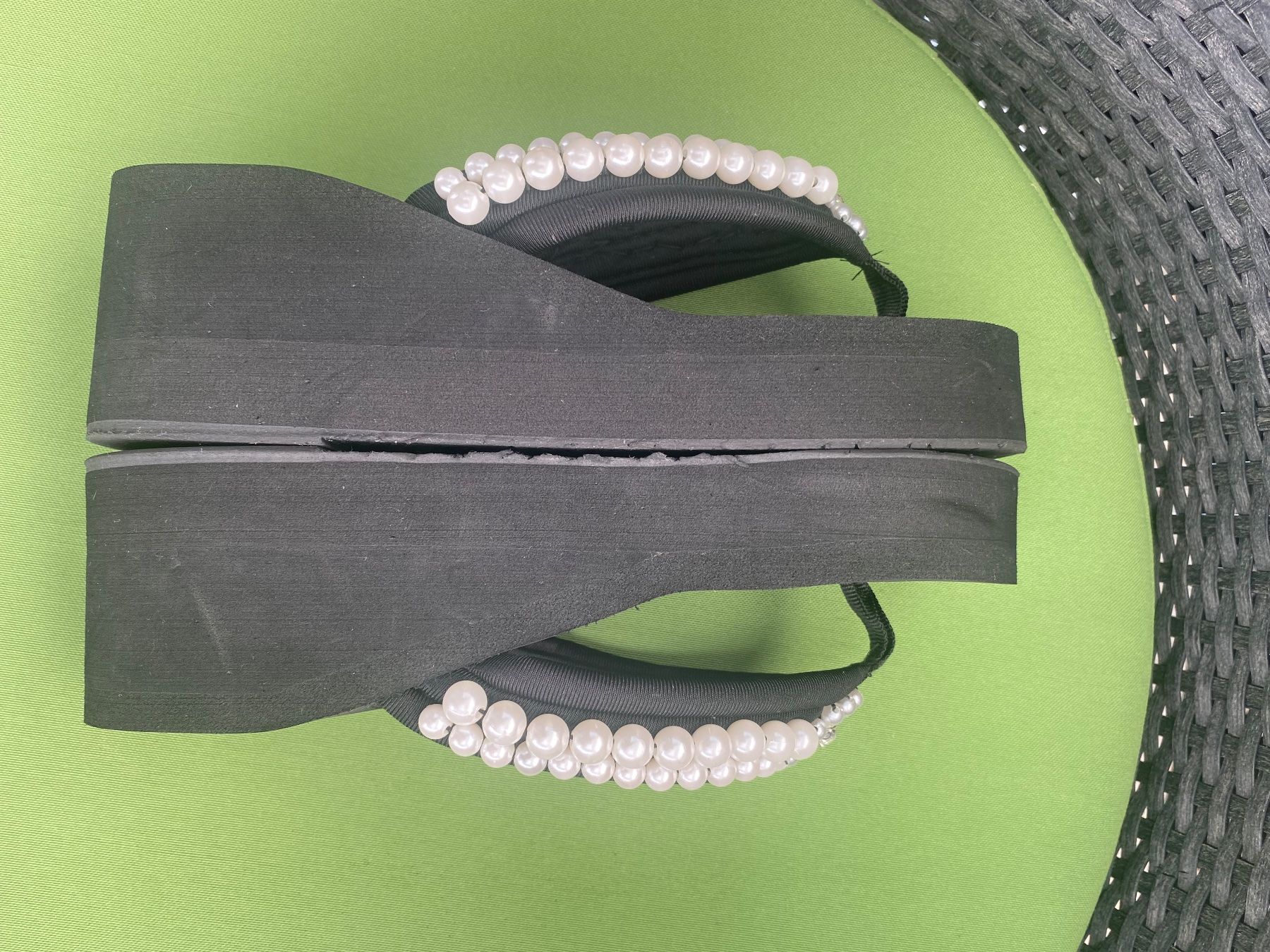 Scarpe da donna: SUMMERTIME - stylische Flip-Flops mit Perlen, nero, 39 – Usato da Winkel venduto da ferrari2022 5