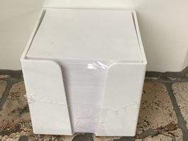 Zettelbox mit weissem Papier, Beschrift.:GE Medicals Systems