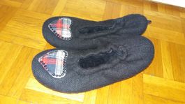 Warme, schwarze Hüttenschuhe mit Karomuster, Grösse 39