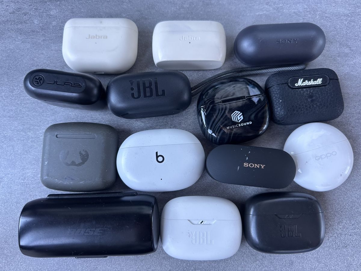Cuffie: Boîtier écouteurs différents marque JBL, JABRA, BOSE, SONY, – Usato da Le Lignon venduto da fab_w9jj