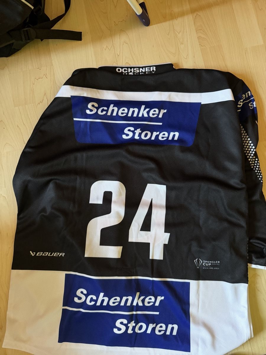 Canottiere & Pantaloni: Spengler Cup Trikot – Nuovo (secondo la descrizione) da Roggliswil venduto da Eishockeygirl 1
