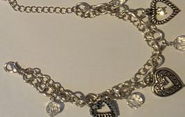 Charmantes Armband mit Herzen und Glasperlen, Silberfarben