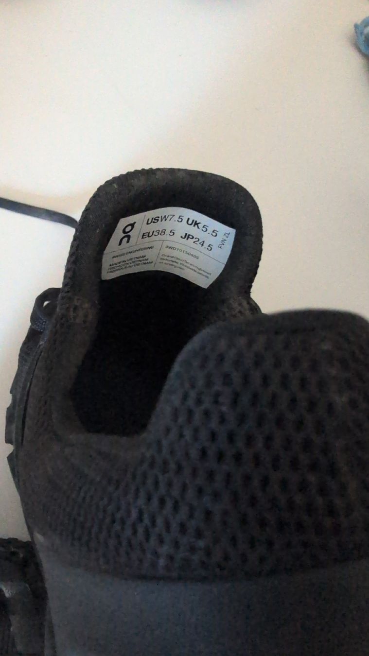 On Scarpe da donna: Chaussures de sport On Cloud noires, taille 38.5 – Nuovo (secondo la descrizione) da Courchapoix venduto da Balk 2