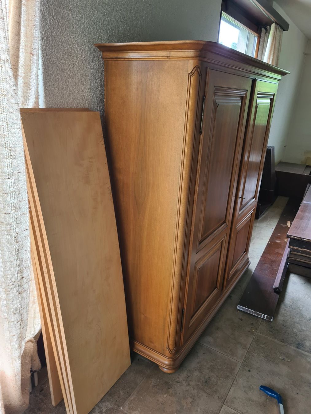 Armadi: Wunderschöner Holzschrank mit Tablaren – Usato da Küssnacht am Rigi venduto da irenech 5