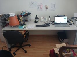 Bürotisch 2 Meter in der Länge und 1 Meter in der Tiefe