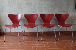 4 x Fritz Hansen 3107 Stühle Serie 7 Arne Jacobsen Dunkelrot