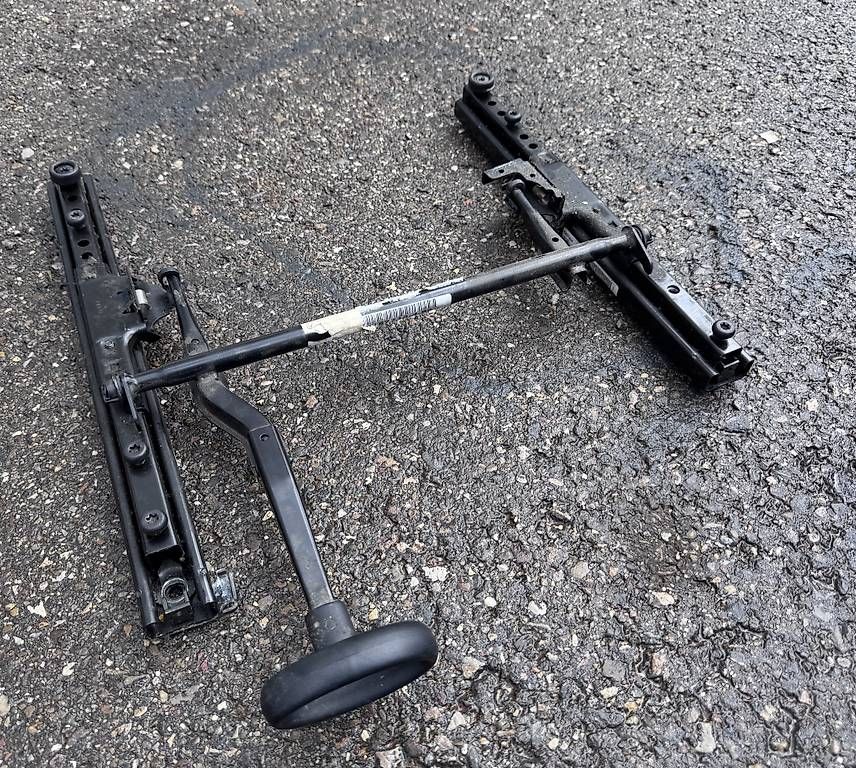 Tutti pezzi di ricambio auto: Glissière pour siége baquet – Usato da Ste Croix venduto da Barjot 2