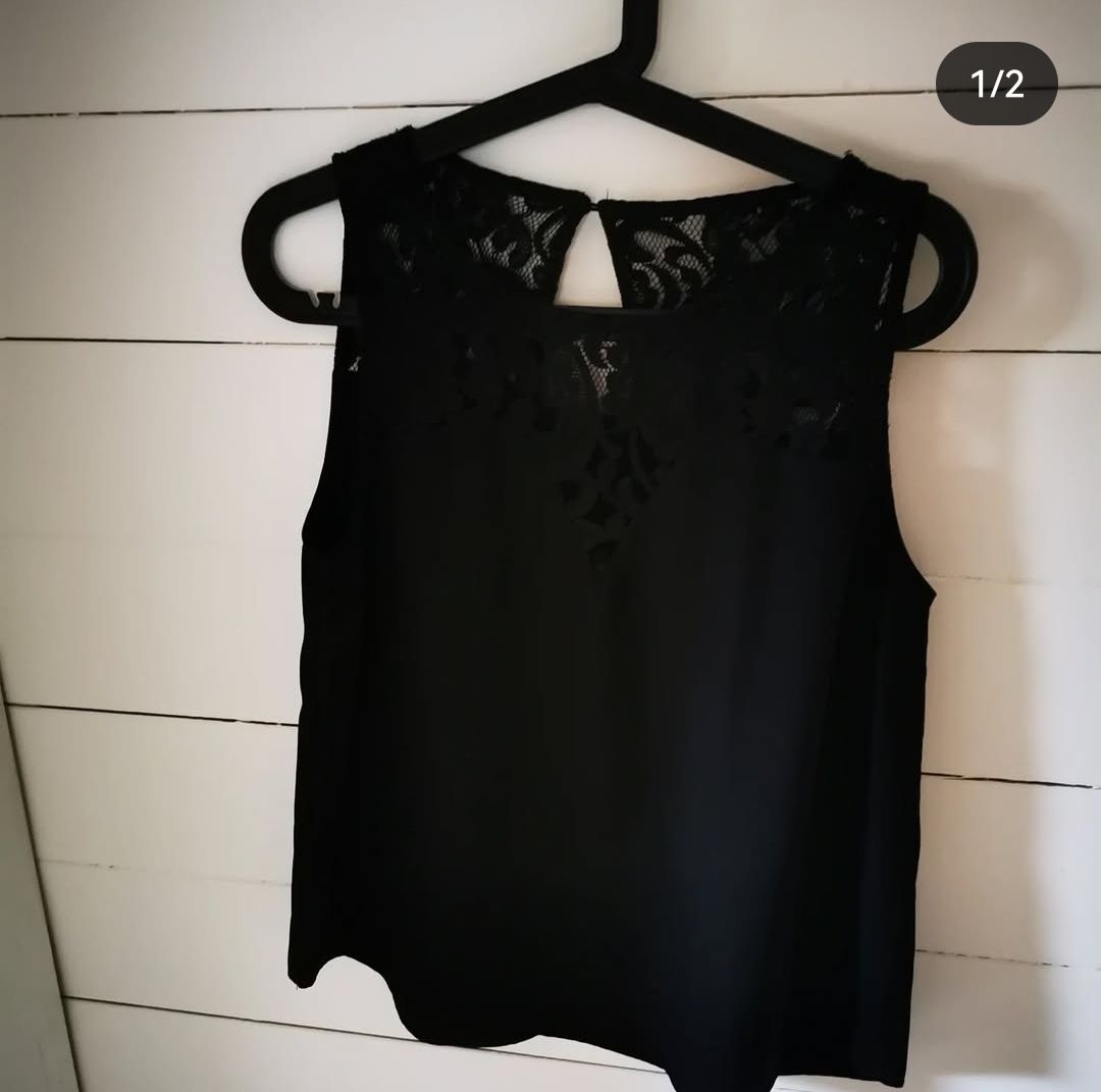 Top: Schwarzes Top mit Spitzendetails Grösse 38 – Nuovo (secondo la descrizione) da Balsthal venduto da Leila_Luna