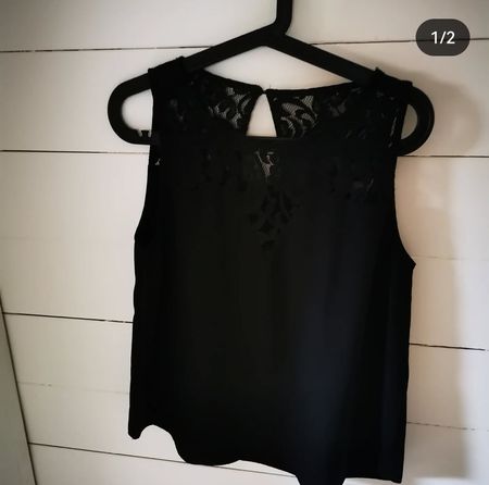 Schwarzes Top mit Spitzendetails Grösse 38