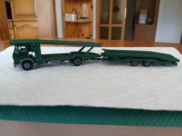 MB Autotransporter 2-a 2-a dunkelgrün Ladung : 8x div Audi