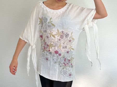 Bluse weiss mit Fledermaus-Ärmeln zum lose knöpfen, Blumen