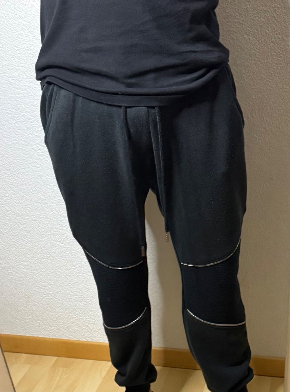 Pantaloni: Schwarze Trainerhose – Usato da Suhr venduto da sel_w2yg