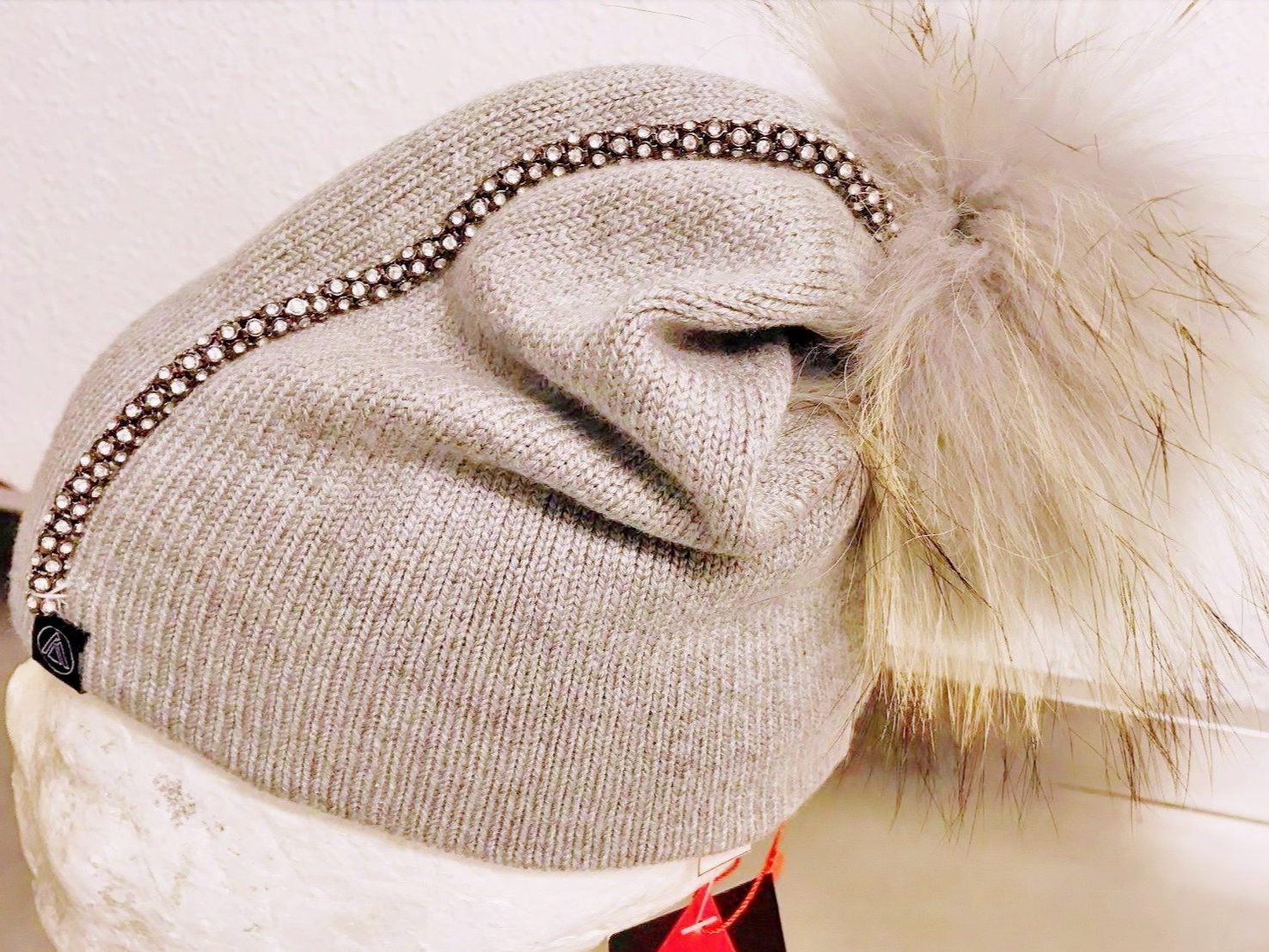 Chapeaux, bonnets & casquettes: wunderschöne Mütze mit Echtfellbommel und Strass, hellgrau – Neuf avec emballage d'origine à Adliswil par vette56