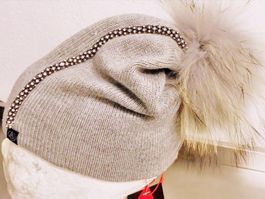 wunderschöne Mütze mit Echtfellbommel und Strass, hellgrau