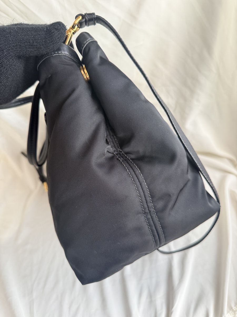 Prada Borse da donna: Prada Black Nylon Tessuto Tote Bag 2way – Usato da Geneve venduto da DarlingVintage 4