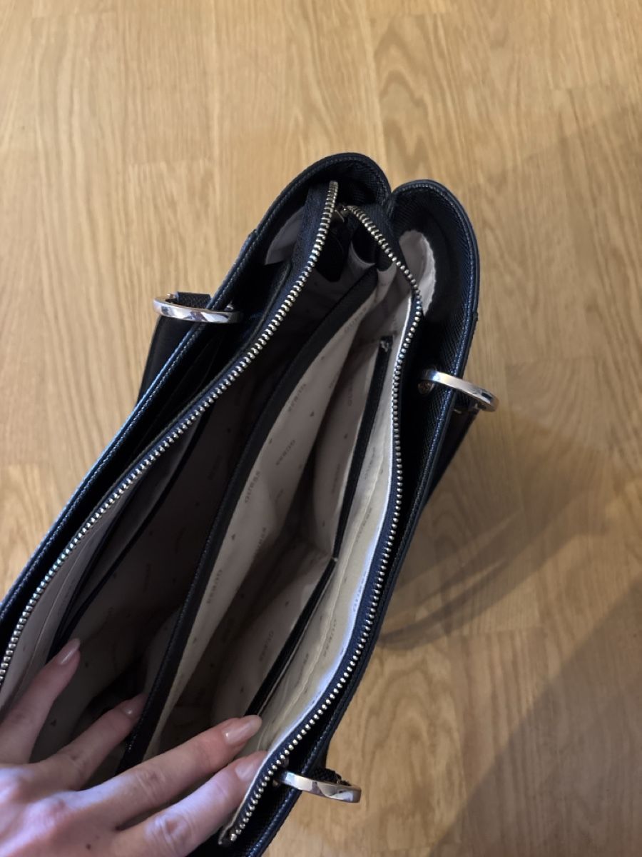 Guess Borse da donna: Guess Handtasche schwarz  – Usato da Rünenberg venduto da ZwergLi100 3