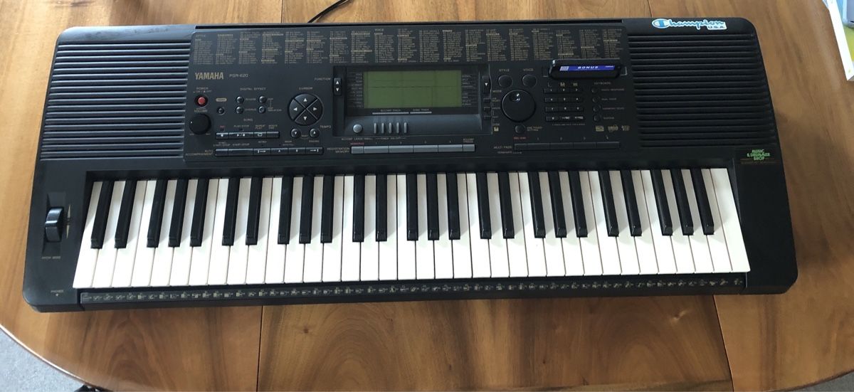 Yamaha Musikinstrumente: Yamaha PSR 620 Keyboard mit Ständer – Gebraucht aus Horw von
