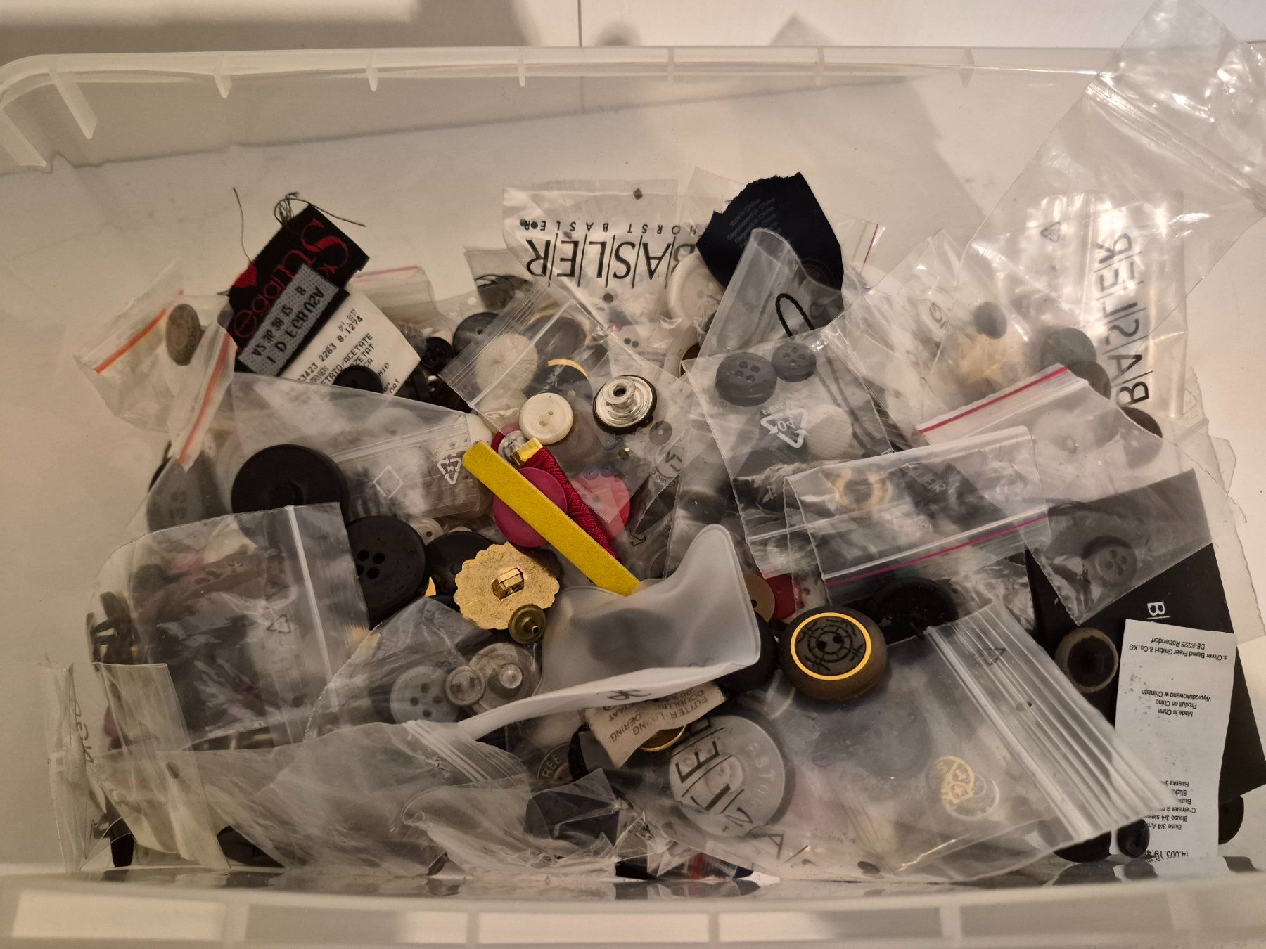 Bottoni: Grosse Knopfsammlung, viele verschiedene Knöpfe – Usato da Münchenstein venduto da tsp01