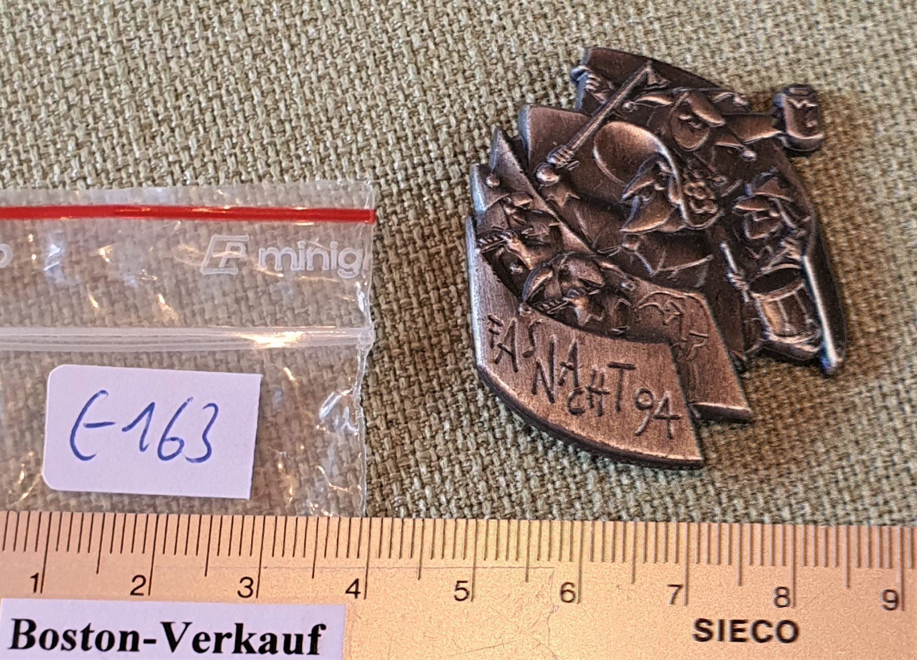 Broschen & Nadeln: E163 - Basler Fasnachtsplakette Silber – Gebraucht aus Reinach BL von Boston-Verkauf 3