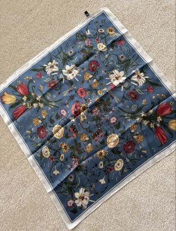 Foulard en soie imprimé floral bleu clair
