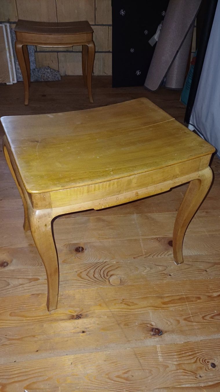 Articoli in legno: Schöner Holzhocker Vintage 2 – Usato da Walenstadtberg venduto da Twowheels