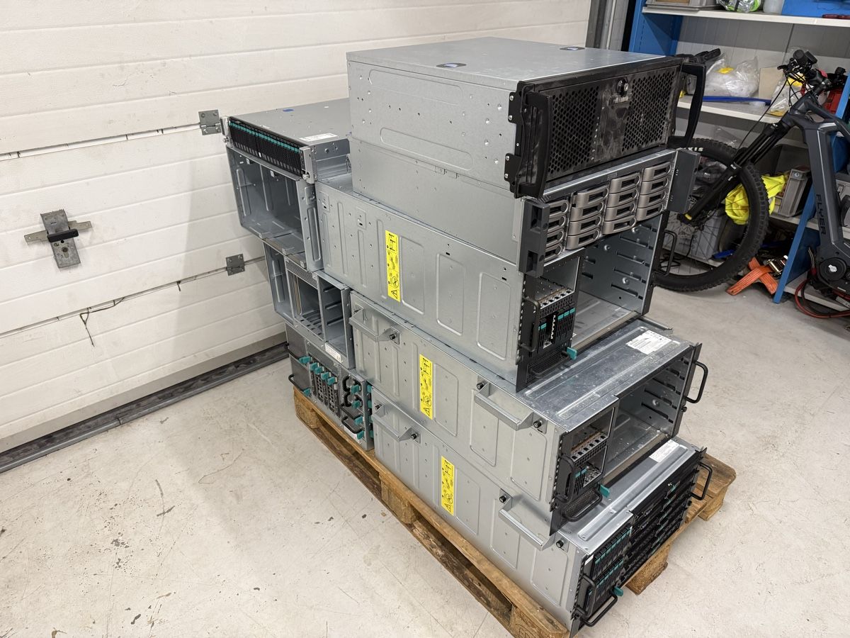 Server: Server Gehäuse Teile Festplatten RAM Konvolut – Usato da Amriswil venduto da nat_8mxt