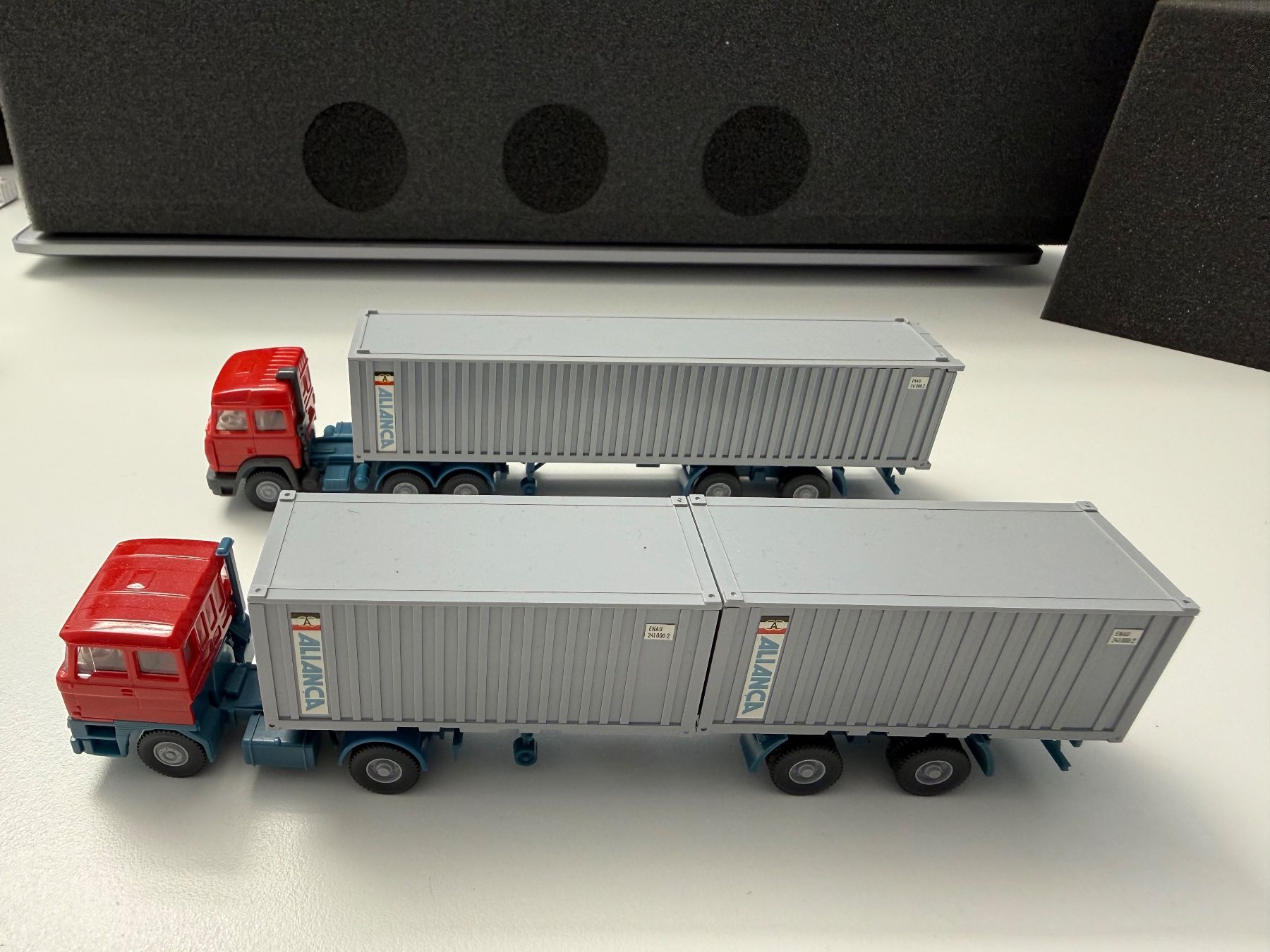 Modellini di ferrovie: Wiking 2x Sattelschlepper mit Alianca Container / HO – Usato da Jonschwil venduto da sutfra12 2