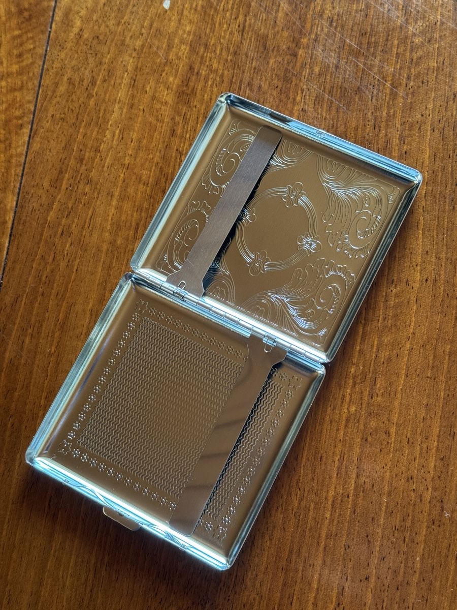 Portafogli: Cigarette Case Silver Engraved Pattern Vintage – Nuovo e nell'imballaggio originale da Effretikon venduto da expiredrice 1